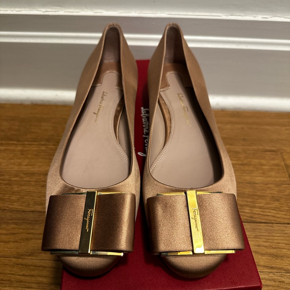 Ferragamo size 7 elegant flats